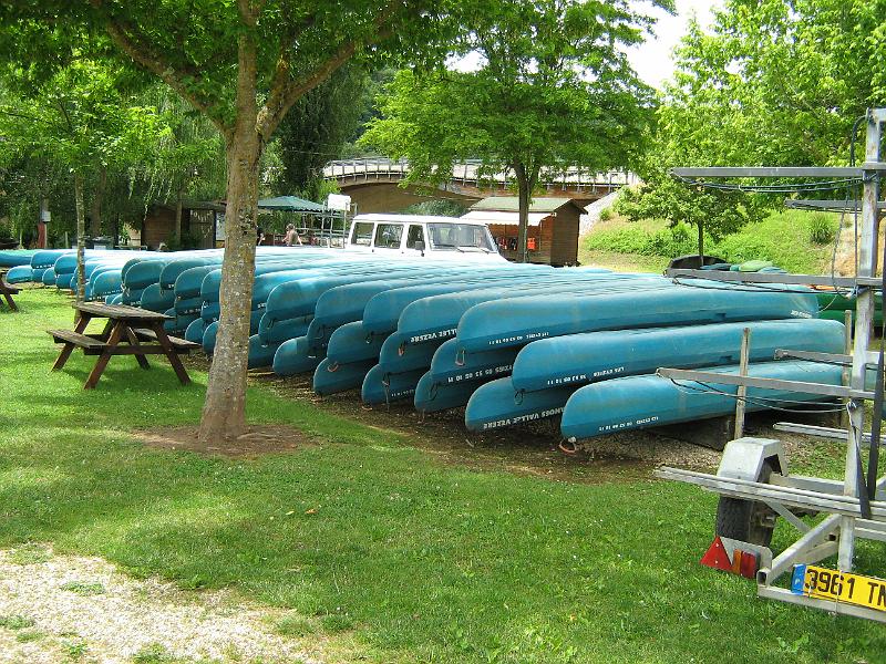 veel kanos.JPG - In het voorseizoen liggen de meeste kano's op de wal. Voor ons gunstig, want het is ook lekker rustig op het water.